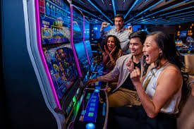 Dealer jokerbet303 membagikan kartu Koprok di meja live studio